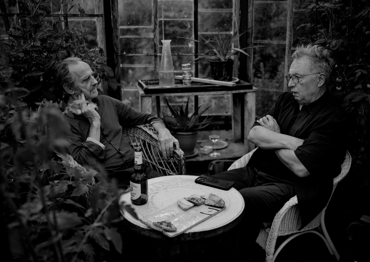 Andreas Kloker (l) und Joerg Staeger im Gespräch über die aktuelle Ausstellung. Foto: Yorck Dertinger